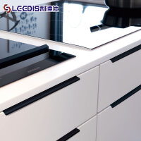 Moderne Aluminium Griffleiste für Schranktüren – minimalistisches Design, extralang, verdeckte Montage, schwarz/gold